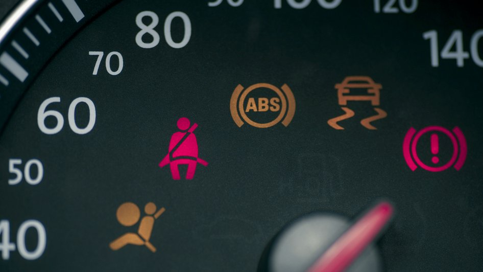Deska rozdzielcza samochodu ze świecącą kontrolką ABS.