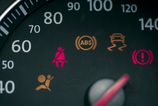 Deska rozdzielcza samochodu ze świecącą kontrolką ABS.