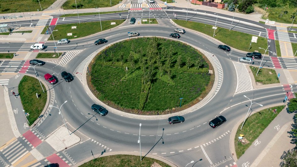 Kierowcy jadący po rondzie.