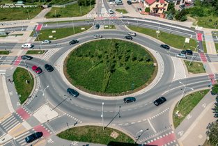 Kierowcy jadący po rondzie.