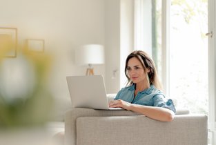 Kobieta przed laptopem 