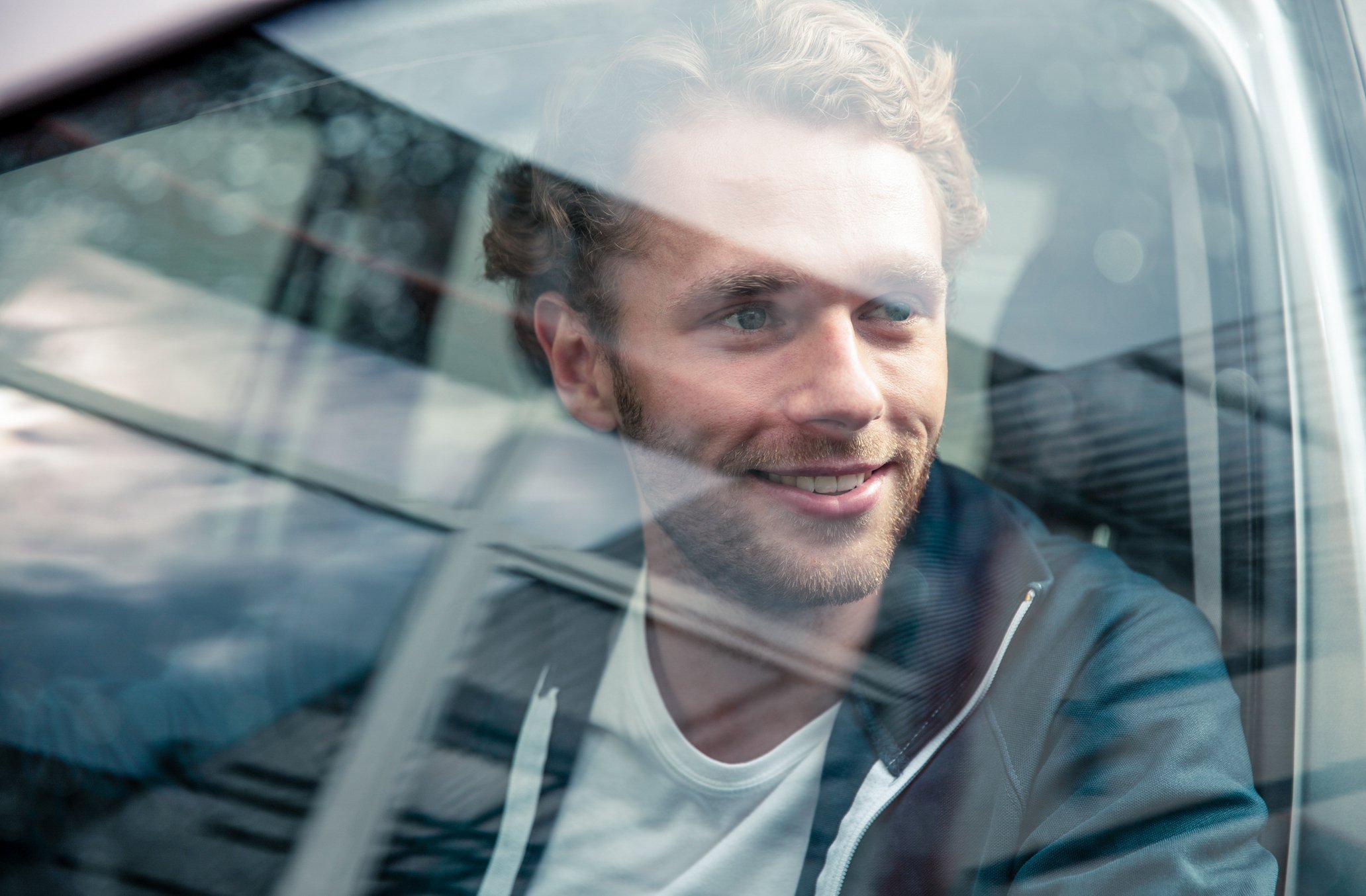 Szczęśliwy mężczyzna po założeniu profilu kierowcy i zdaniu egzaminu