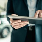 Mężczyzna trzymający tablet 