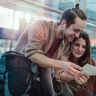 Para młodych ludzi wyjeżdżająca na krótki wyjazd z ubezpieczeniem podróżnym Warta Travel