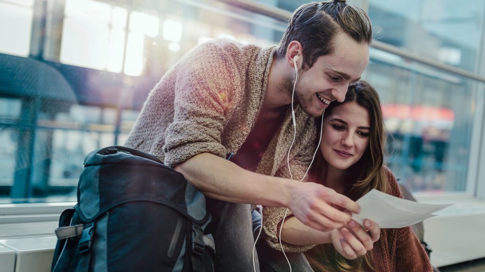 Para młodych ludzi wyjeżdżająca na krótki wyjazd z ubezpieczeniem podróżnym Warta Travel