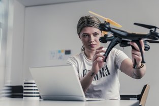 Kobieta zajmuje się rejestracją drona online.