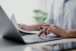 Mężczyzna przygotowuje wypowiedzenie OC i oblicza nową składkę ubezpieczenia online