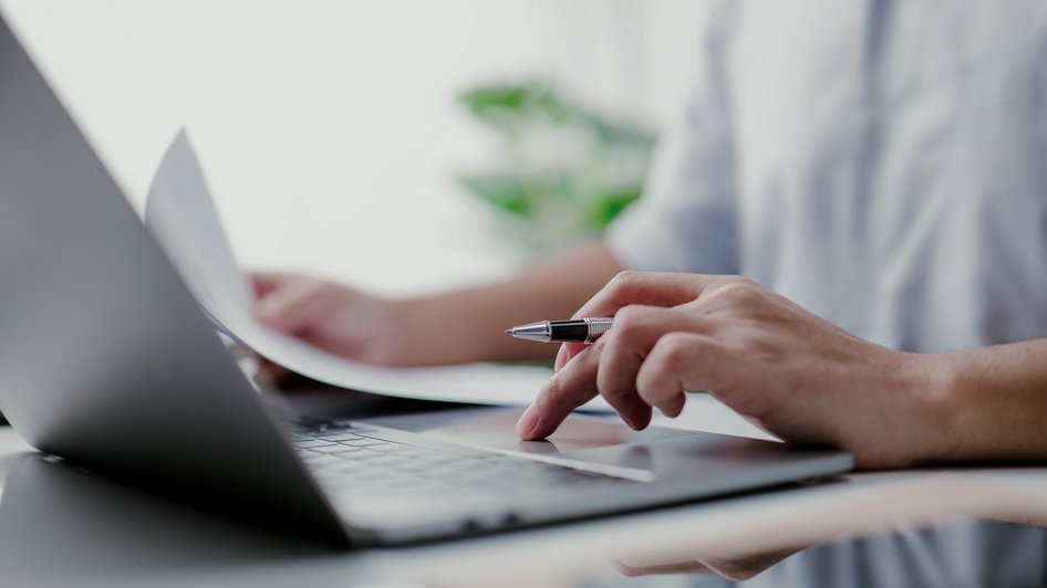 Mężczyzna przygotowuje wypowiedzenie OC i oblicza nową składkę ubezpieczenia online