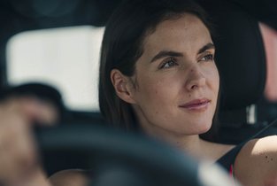 Kobieta w ciemnych włosach w samochodzie 
