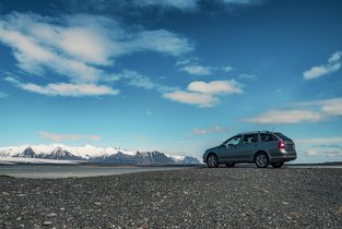 Auto kombi na tle gór