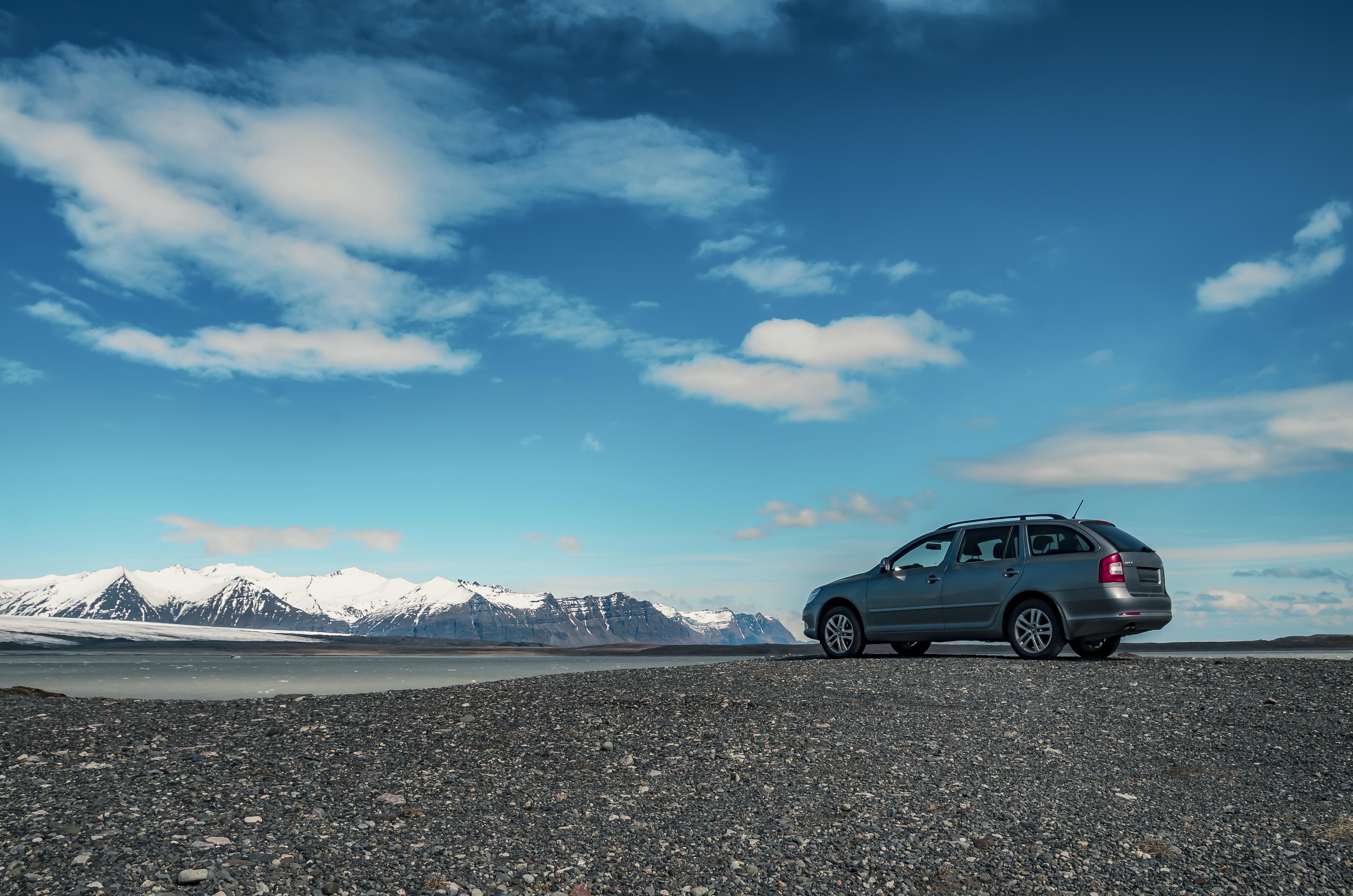 Auto kombi na tle gór