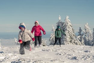 Dzieci biegające w śniegu 