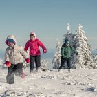 Dzieci biegające w śniegu 