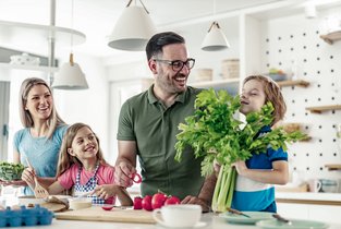 Rodzina w kuchni, która wie, jak odżywiać się odpowiedzialnie