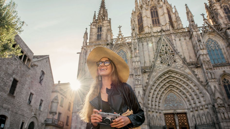 Kobieta zwiedza Barcelonę po raz pierwszy i podziwia znane atrakcje