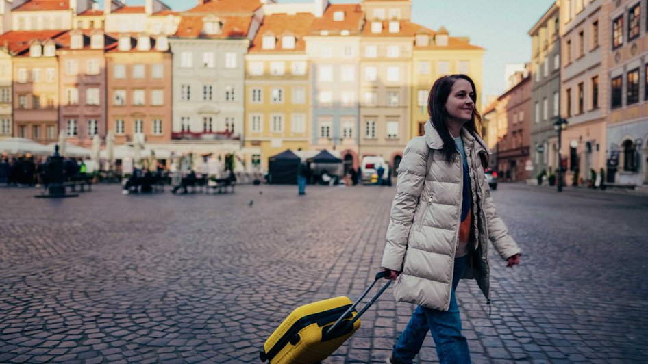 Młoda kobieta przyjechała na długi weekend do Warszawy i spaceruje uliczkami Starego Miasta
