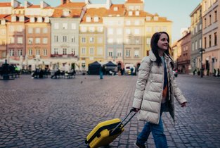 Młoda kobieta przyjechała na długi weekend do Warszawy i spaceruje uliczkami Starego Miasta