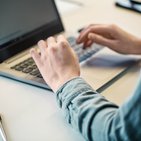 Mężczyzna pisze na laptopie 