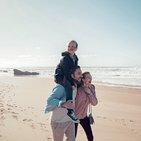 Rodzice z dzieckiem na plaży 