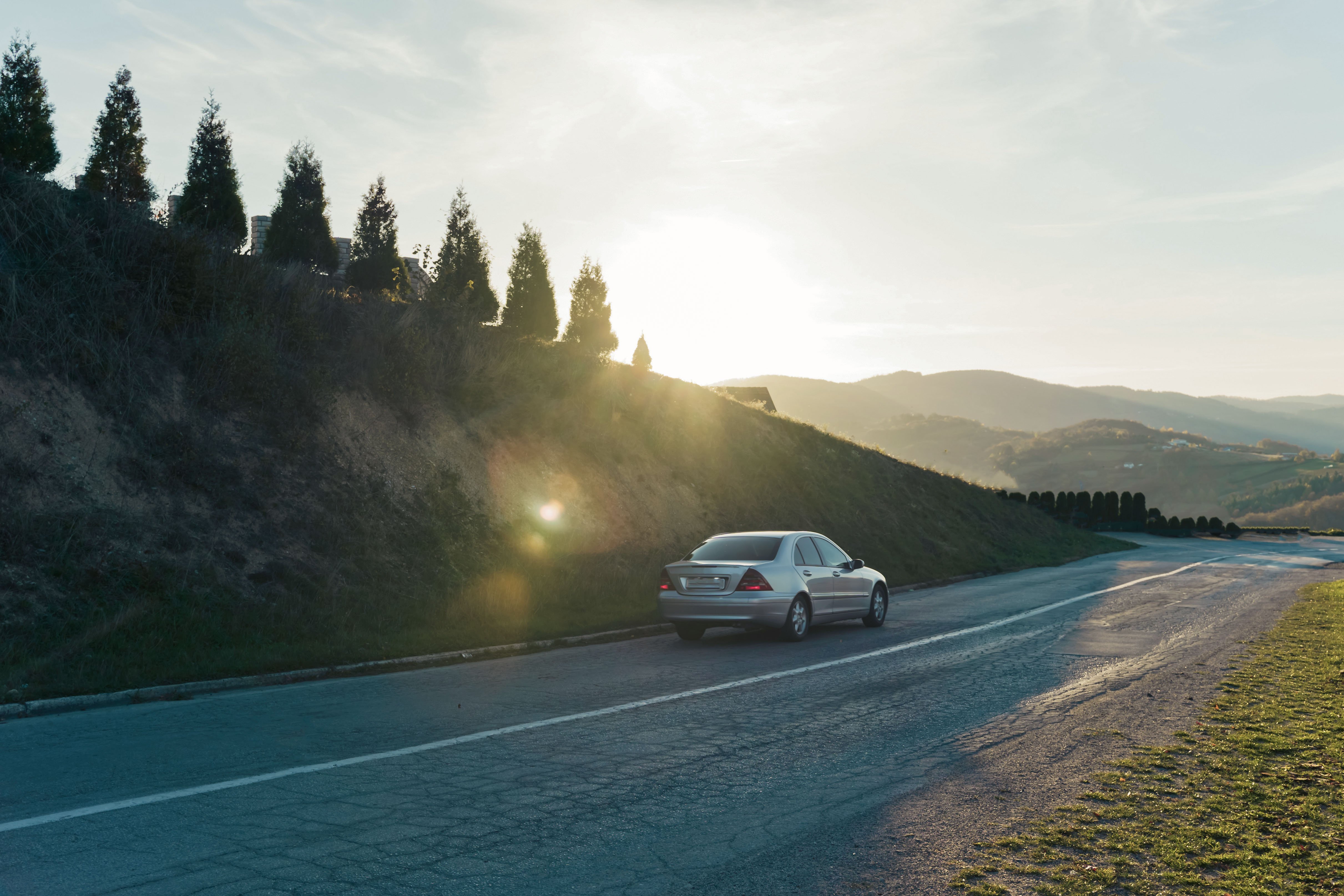 Zdjęcie przedstawiające samochód z nadwoziem sedan.