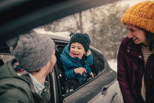 Znajomi rozmawiają w leasenowanym aucie 