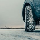 Opona w samochodzie hamująca na lodzie 