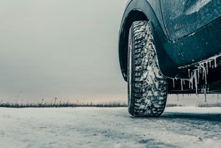 Opona w samochodzie hamująca na lodzie 