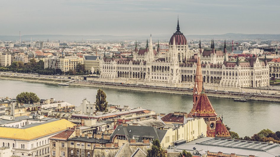 Budynek Wegierskiego Parlamentu w Budapeszcie widziany zza Dunaju