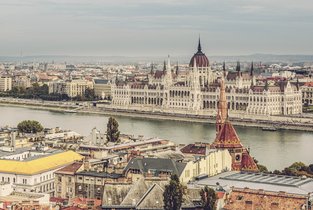 Budynek Wegierskiego Parlamentu w Budapeszcie widziany zza Dunaju