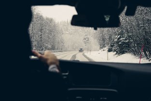 Jazda po zaśnieżonej drodze 