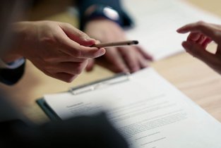Mężczyzna podpisujący wypowiedzenie ubezpieczenia OC u Agenta