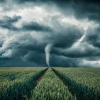 Tornado na polu powodujące szkody pogodowe w domach ubezpieczonych w Warcie 