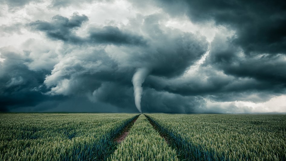 Tornado na polu powodujące szkody pogodowe w domach ubezpieczonych w Warcie 