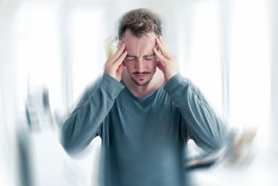 Mężczyzna z objawami udaru mózgu