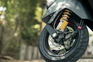 Jednoślad w lesie przed zakupem motocykla