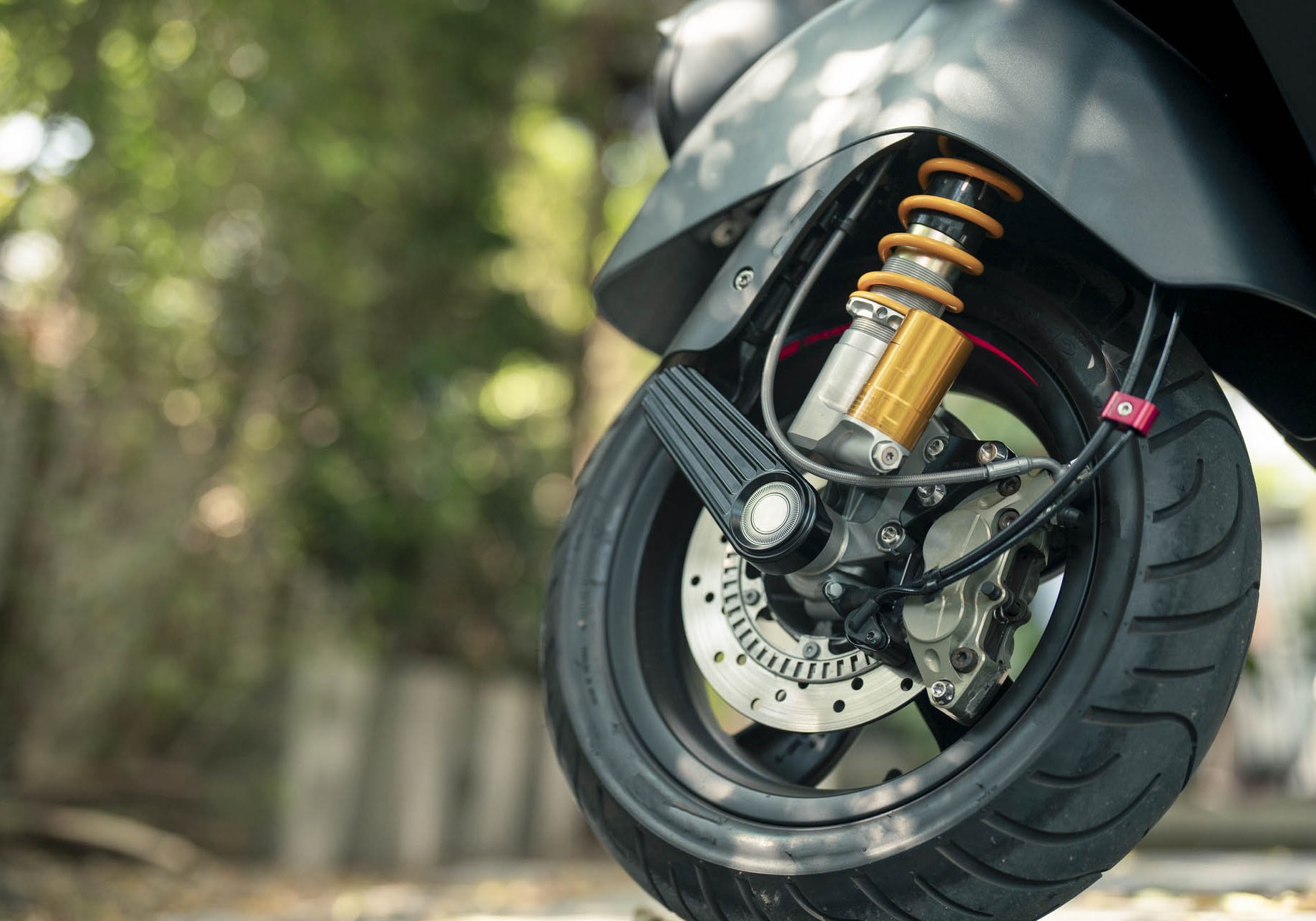 Umowa kupna-sprzedaży skutera, motocykla lub innego jednośladu – co powinna zawierać? Jednoślad w lesie przed zakupem motocykla