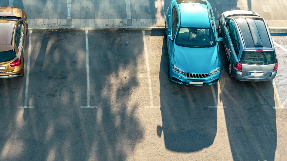 Parking z trzema samochodami 