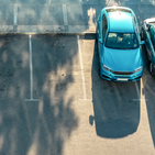 Parking z trzema samochodami 