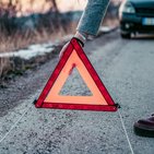Trójkąt ostrzegawczy na drodze 