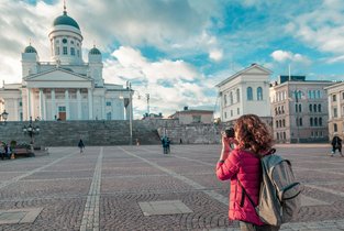 Kobieta zwiedza Finlandię i fotografuje znane miejsca w Helsinkach - na zdjęciu Plac Senacki.