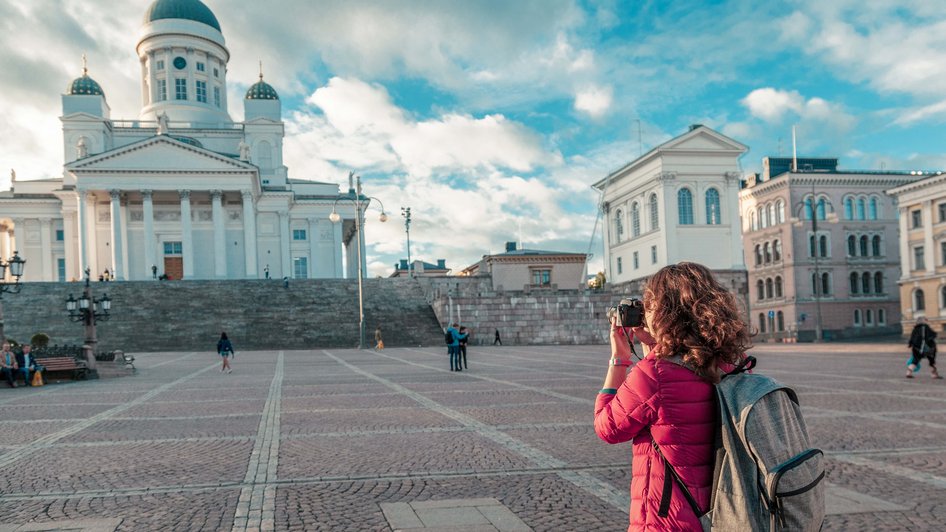 Kobieta zwiedza Finlandię i fotografuje znane miejsca w Helsinkach - na zdjęciu Plac Senacki.