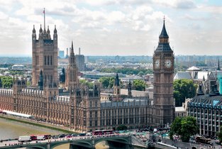 Pałac Westministerski w Londynie widoczny od strony wieży Big Ben
