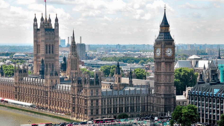 Pałac Westministerski w Londynie widoczny od strony wieży Big Ben