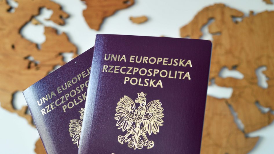 Polski paszport. W tle widać mapę świata.