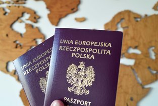 Polski paszport. W tle widać mapę świata.