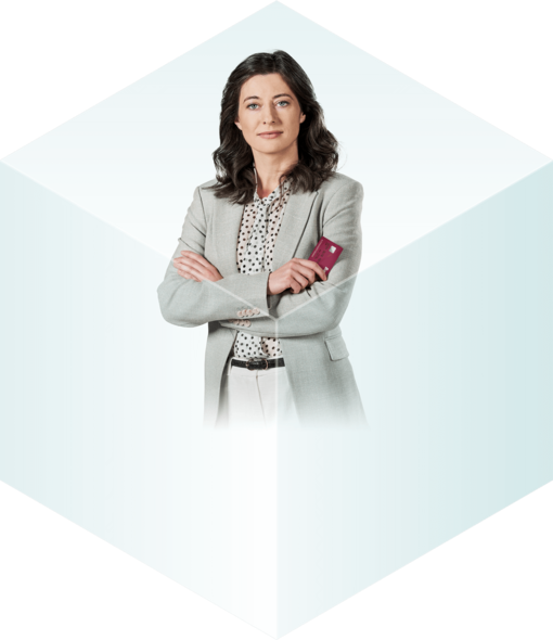 Bizneswoman z kartą kredytową w ręku symbolizuje ofertę Bancassurance 