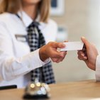 Pracownicy hotelu ubezpieczeni w Warcie