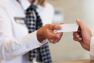 Pracownicy hotelu ubezpieczeni w Warcie