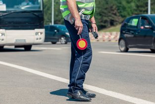 Policjant kierujący ruchem na drodze