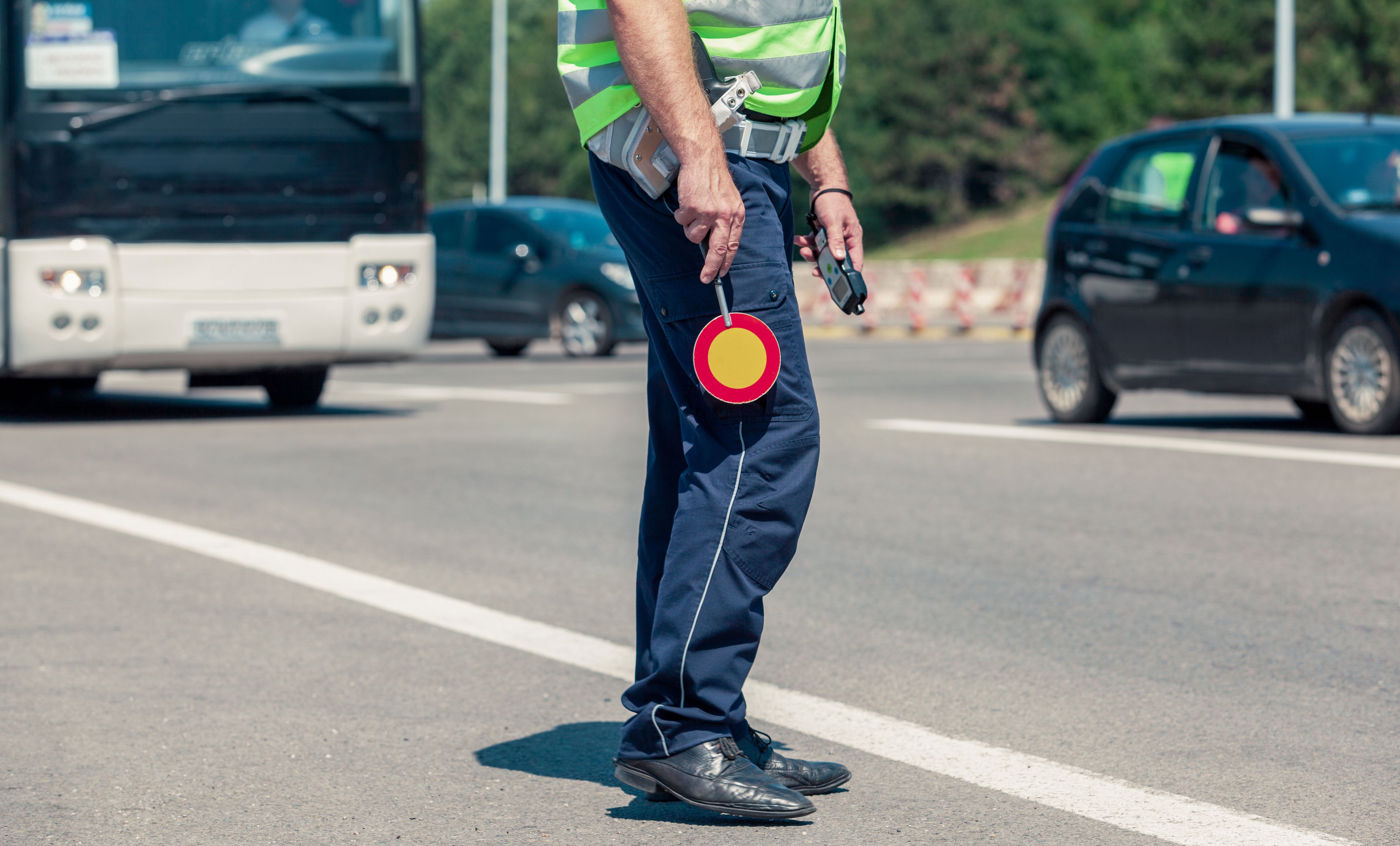 Jak zachować się na drodze, gdy policjant kieruje ruchem? Policjant kierujący ruchem na drodze